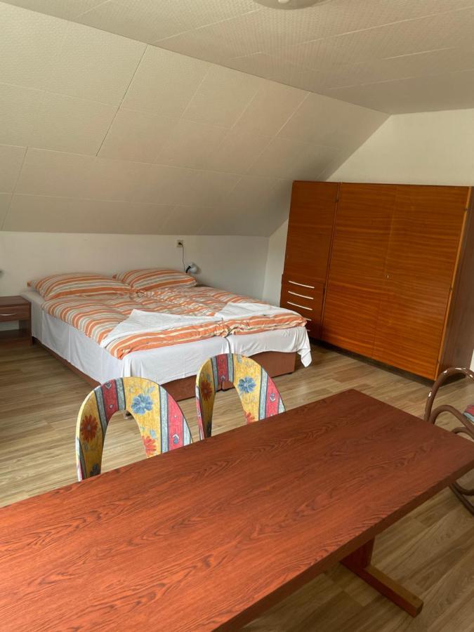 Hotel Penzion Fontana à Náměšť nad Oslavou Extérieur photo